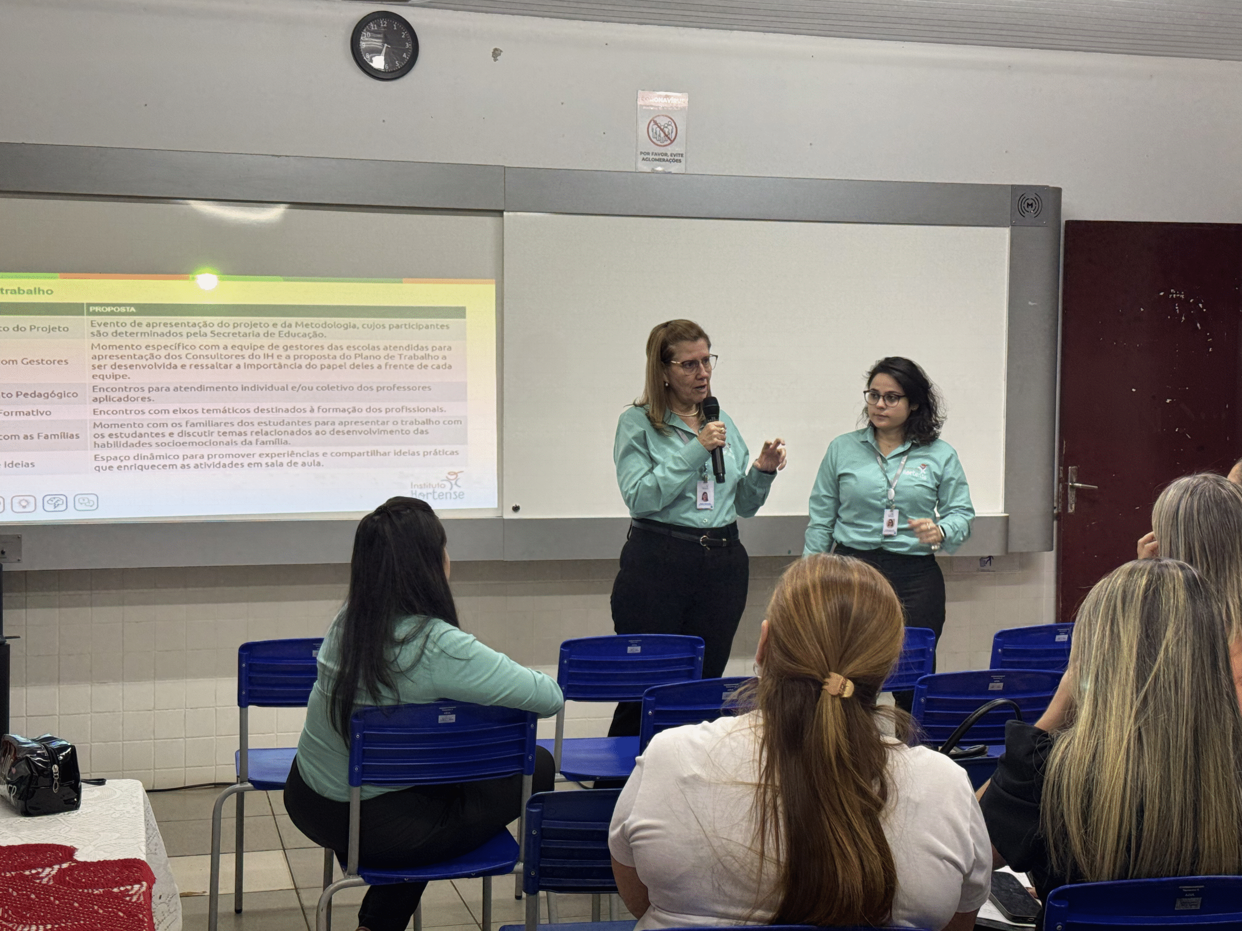 Elaine e Etelia, profissionais do Instituto Hortense, apresentam o plano de ensino.